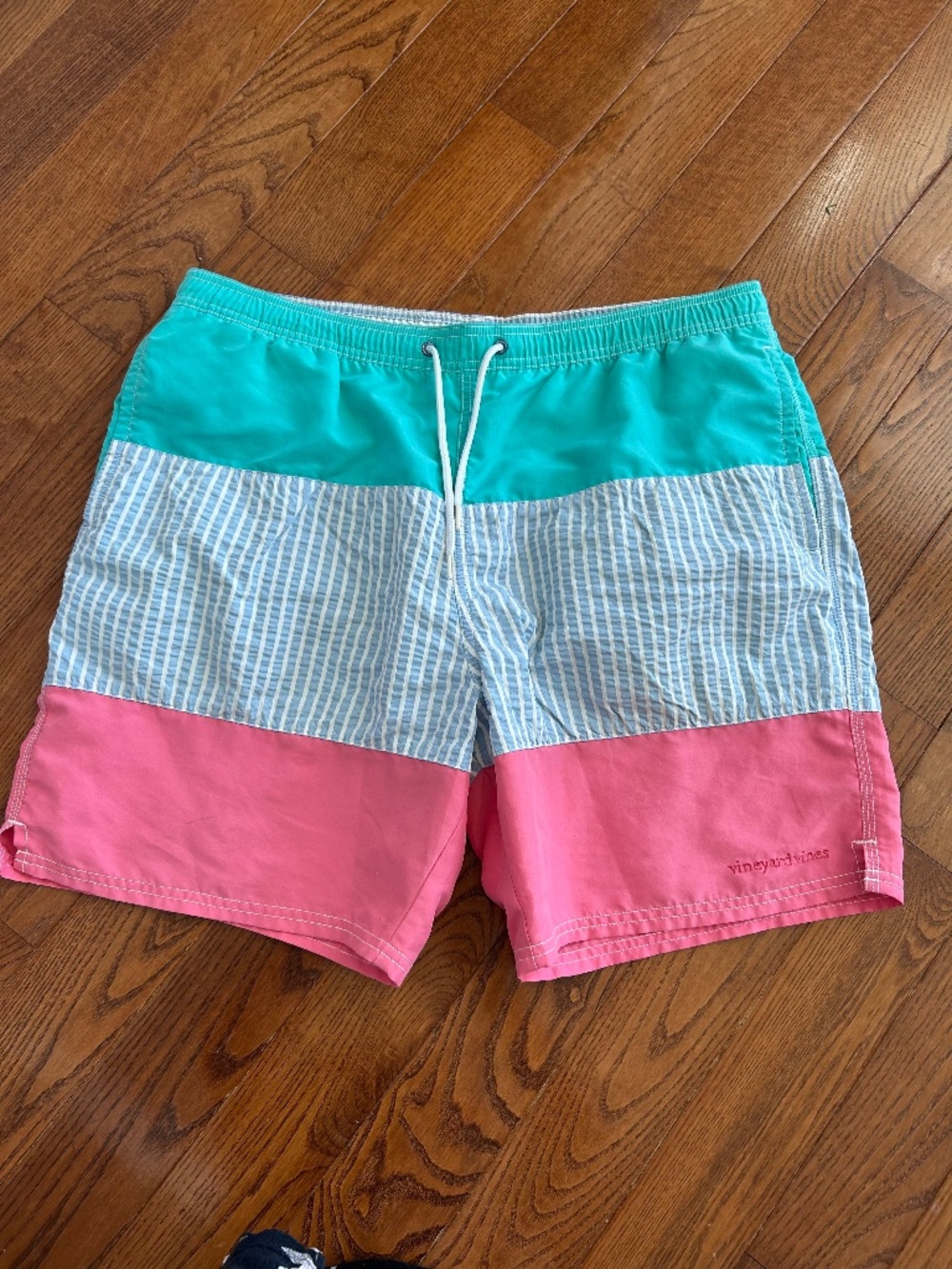 Vineyard Vines Men's M swim trunks EUC